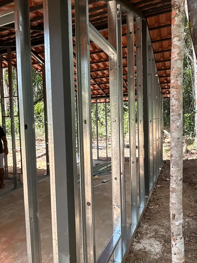 Perfis de aço galvanizado da estrutura em steel frame